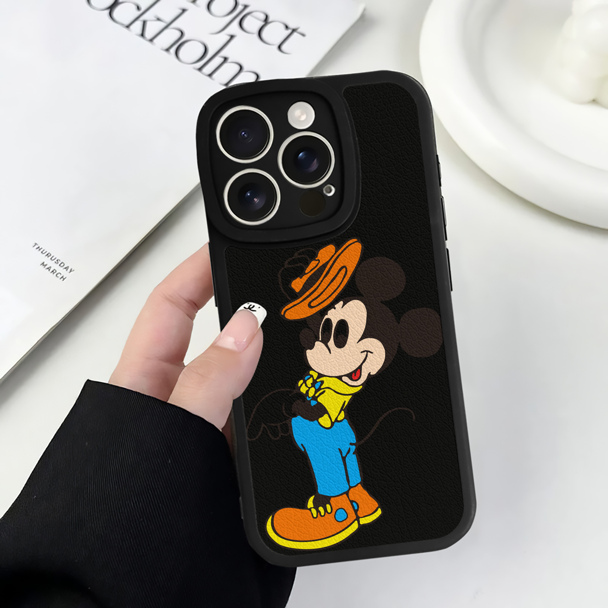 （画像用） ミッキーマウス Mickey Mouse 【iPhone 16シリーズ対応】シリコンスマホケース（レザー調） 材質：シリコン